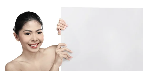 Asyalı kadın holding boş afiş — Stok fotoğraf