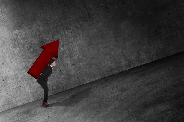 Asian businesswoman carry big arrow — Stock Photo, Image