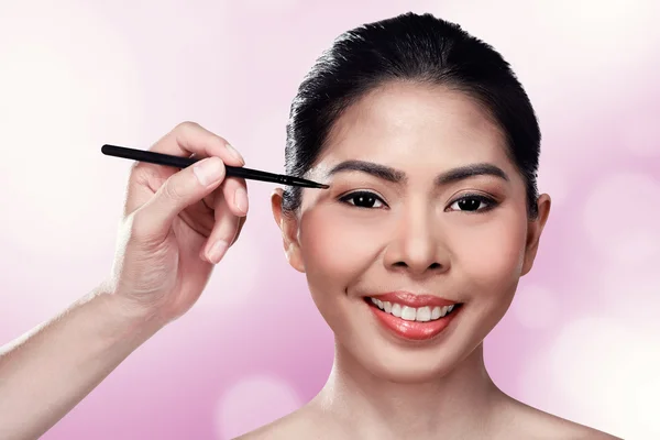 Красивая азиатка делает макияж — стоковое фото