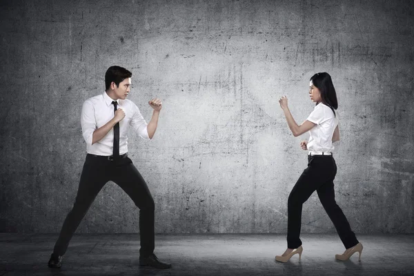 Businessman and businesswoman fighting — Stock Photo, Image