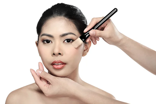Belle asiatique femme faire maquillage — Photo