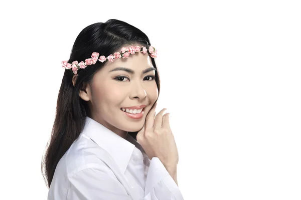 Asiatique femme portant fleur bandeau — Photo
