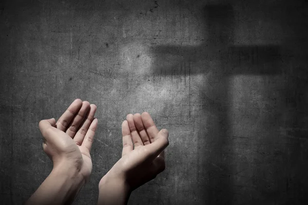 Людські руки моляться Богу — стокове фото