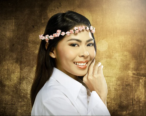 Asiático mulher vestindo flor headband — Fotografia de Stock