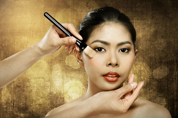 Mooie Aziatische vrouw doen make-up — Stockfoto