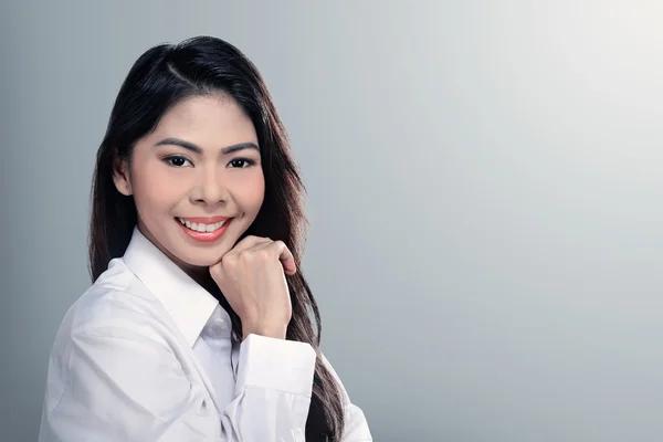 Азиатская бизнесвумен в белой рубашке — стоковое фото