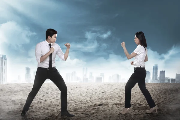Geschäftsmann und Geschäftsfrau kämpfen — Stockfoto