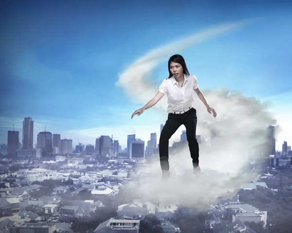 Uçan Bulut ile iş kişi — Stok fotoğraf