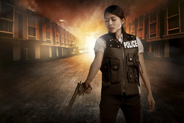 Mooie politie vrouw bedrijf pistool — Stockfoto