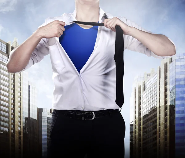 Uomo d'affari apertura camicia come supereroe — Foto Stock