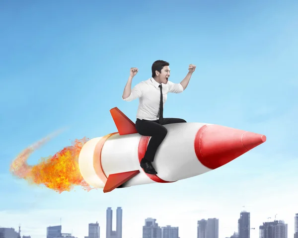 Бізнесмен літає на ракеті — стокове фото