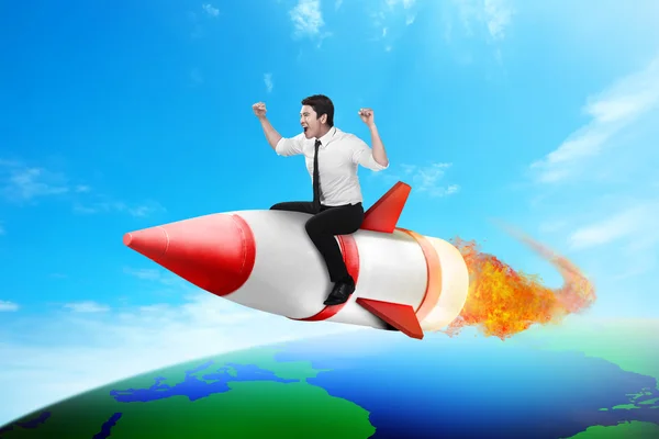 Affärsman ridning raket över hela jorden — Stockfoto