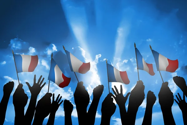 Kelompok orang melambaikan bendera Perancis kecil — Stok Foto