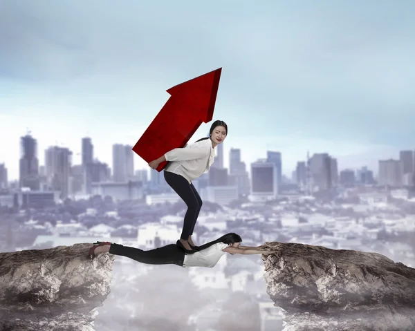 Mujer llevando pesada flecha roja — Foto de Stock