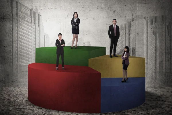 Азіатські бізнес команда стоїть на круговій діаграмі — стокове фото