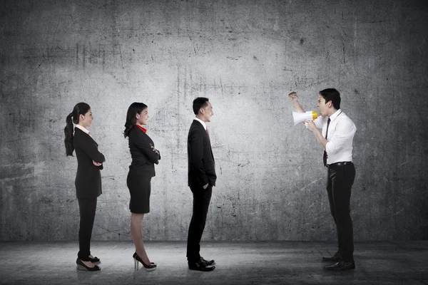 Leader give order to his subordinates — Stock Photo, Image