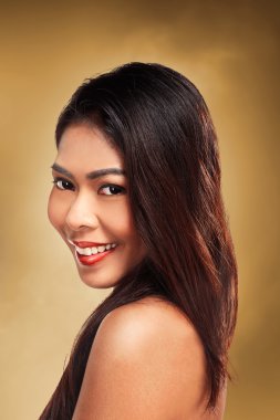 Asyalı kadın gülümsüyor