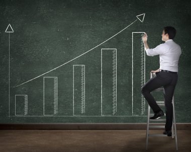 İş kişi tahta üzerinde grafik çizim