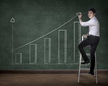 İş kişi tahta üzerinde grafik çizim