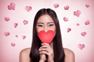 Asyalı kız holding kırmızı kalp