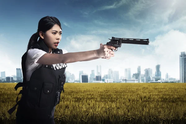 Piękny policji kobieta gospodarstwa pistolet — Zdjęcie stockowe