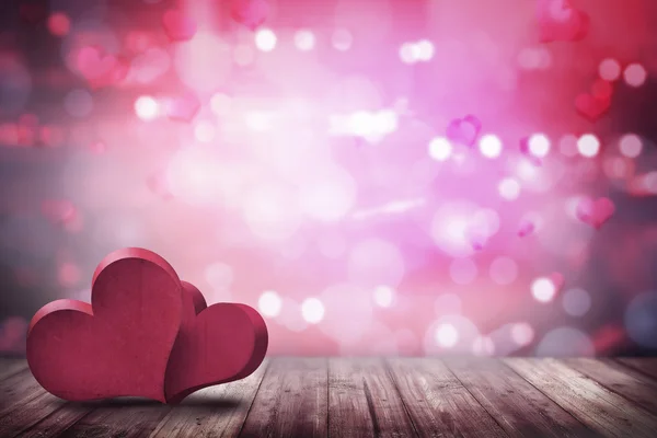 Два любовных сердца на деревянном полу — стоковое фото
