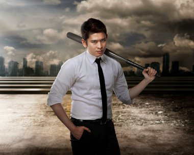 Beyzbol sopası tutan adam.