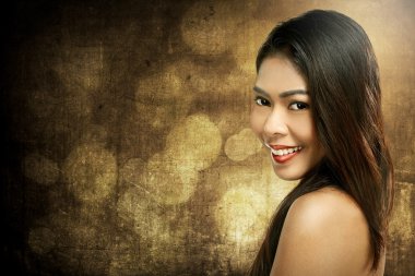 Asyalı kadın gülümsüyor