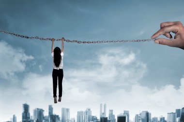 Asya iş kişi zinciri üzerinde asılı