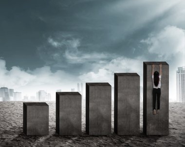 Grafik üzerinde asılı Asya iş adamı