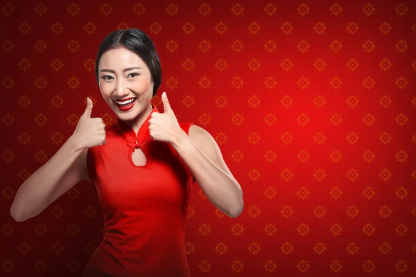 Chinese vrouw duimen opdagen — Stockfoto
