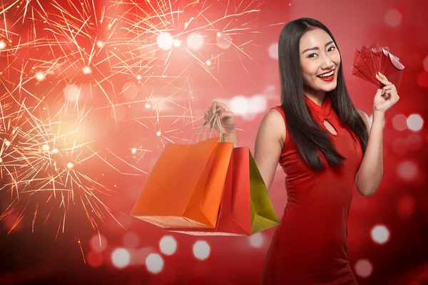 Mujer sosteniendo bolsas de compras —  Fotos de Stock