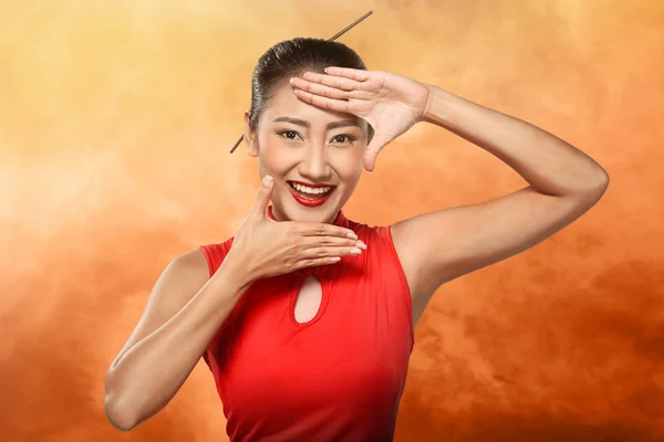 Chinese vrouw haar gezicht framing — Stockfoto