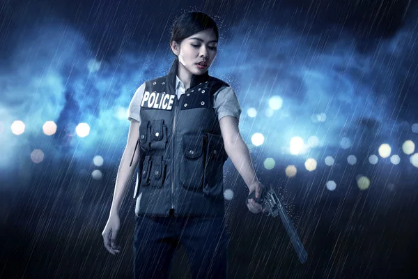 Beautiful police woman holding gun — Stock Photo, Image