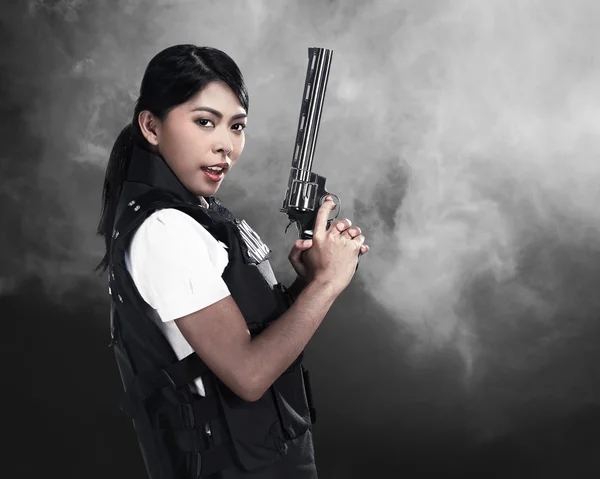 Güzel polis kadın holding silah — Stok fotoğraf