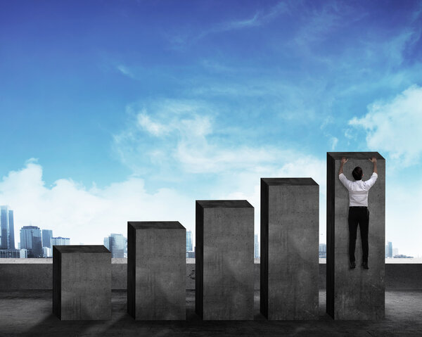 Азиатский бизнесмен висит на графике
