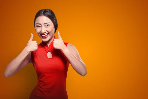 Chinese woman showing thumbs up — Stock Photo, Image