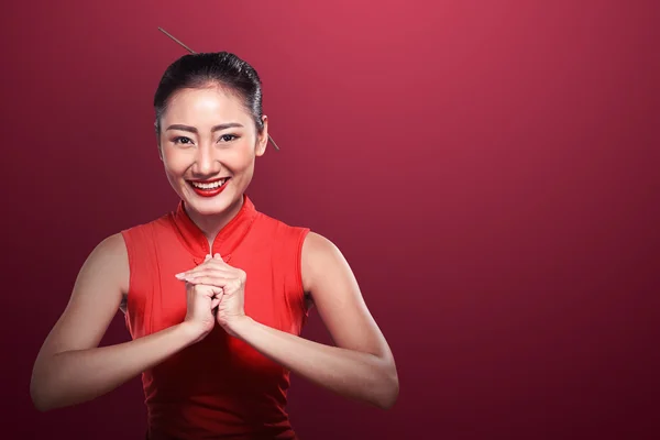 Asiatisk kvinna i cheongsam klänning — Stockfoto