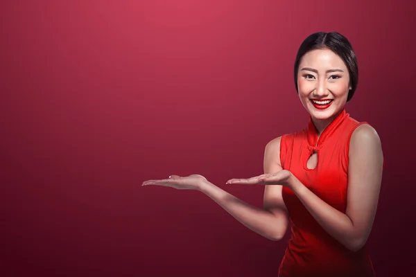 Mujer asiática en cheongsam vestido — Foto de Stock