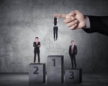 büyük el üzerinde asılı işkadını