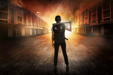 kadın polis yeleği beysbol sopası ile