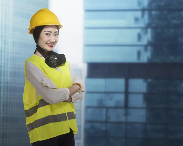 Pracovník nosit bezpečnostní vestu a helmu — Stock fotografie