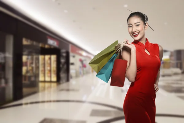 Chinese vrouw bedrijf shopping tassen — Stockfoto