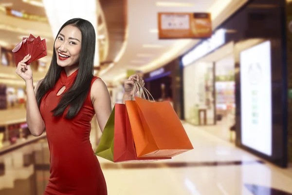 Mujer china sosteniendo bolsas de compras — Foto de Stock