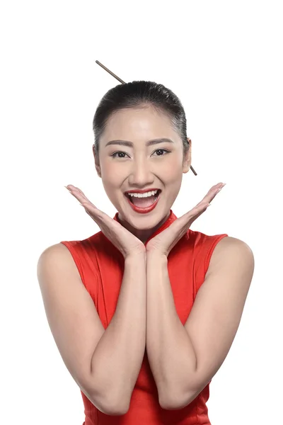 Chinese gelukkige vrouw in cheongsam jurk — Stockfoto
