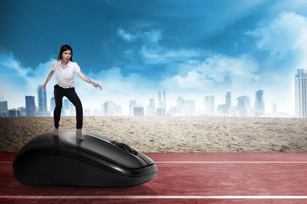 Asiatique femme d'affaires surf avec souris d'ordinateur — Photo