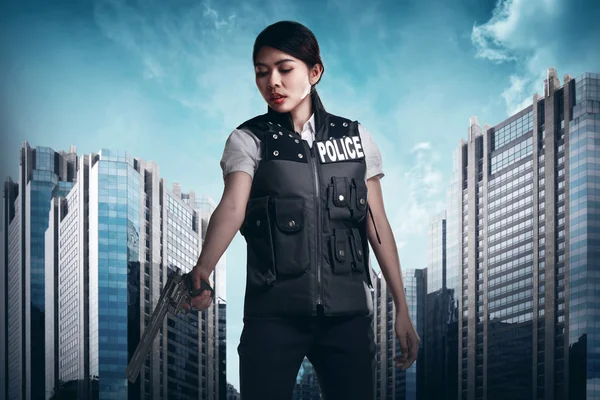Polis kadın holding silah — Stok fotoğraf
