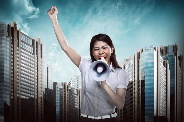 Mulher de negócios asiática usando megafone — Fotografia de Stock