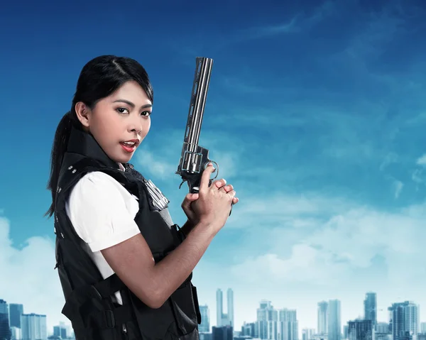 Policji kobieta gospodarstwa pistolet — Zdjęcie stockowe