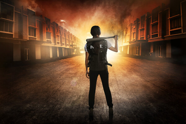 женщина в жилете с бейсбольной битой
